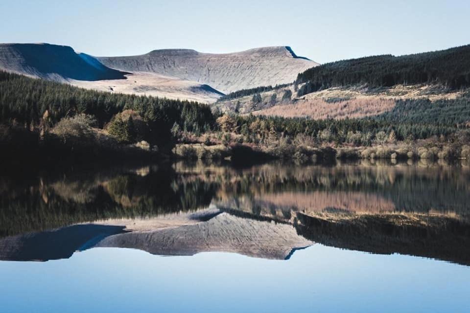 James' Place At The Taff Merthyr Tydfil Bagian luar foto